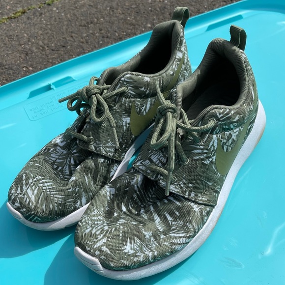 Palm tree Nikes - Picture 1 of 2